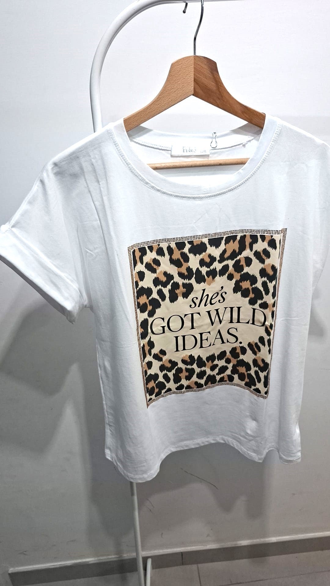 T-shirt in cotone con stampa leopardata