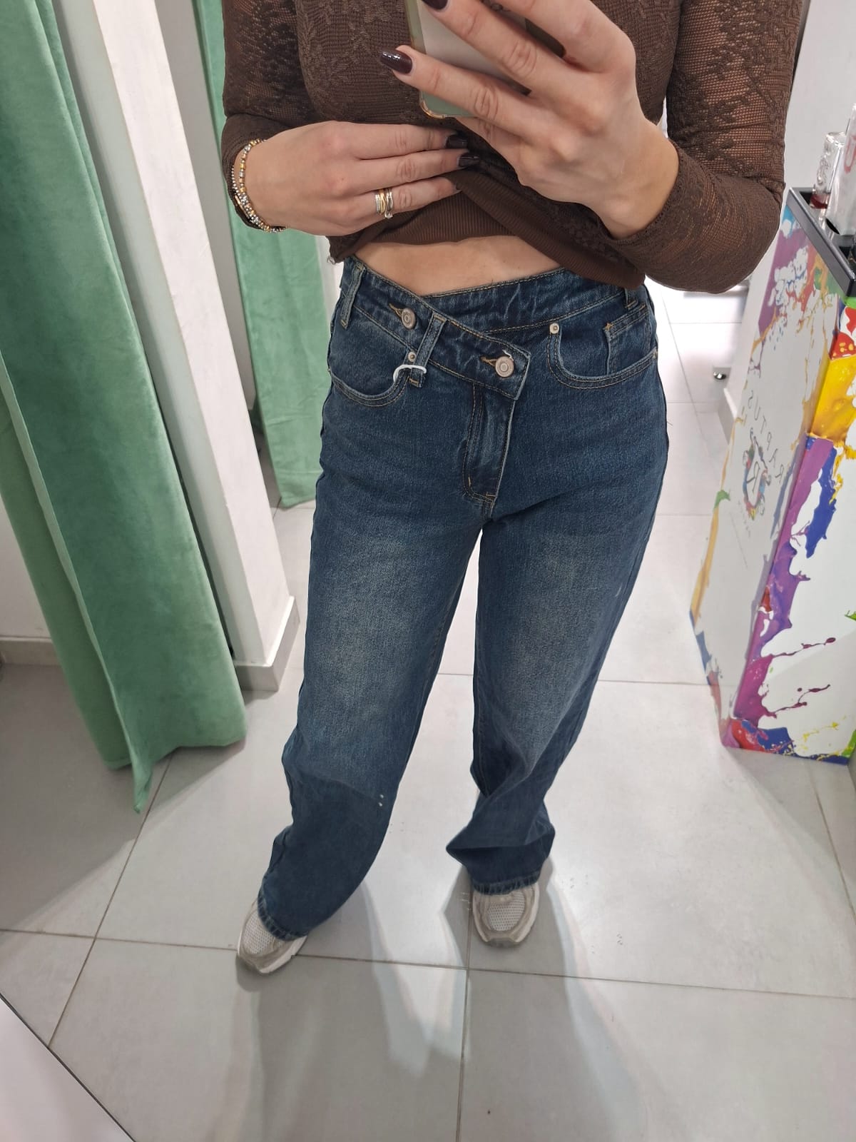 Jeans con chiusura asimmetrica