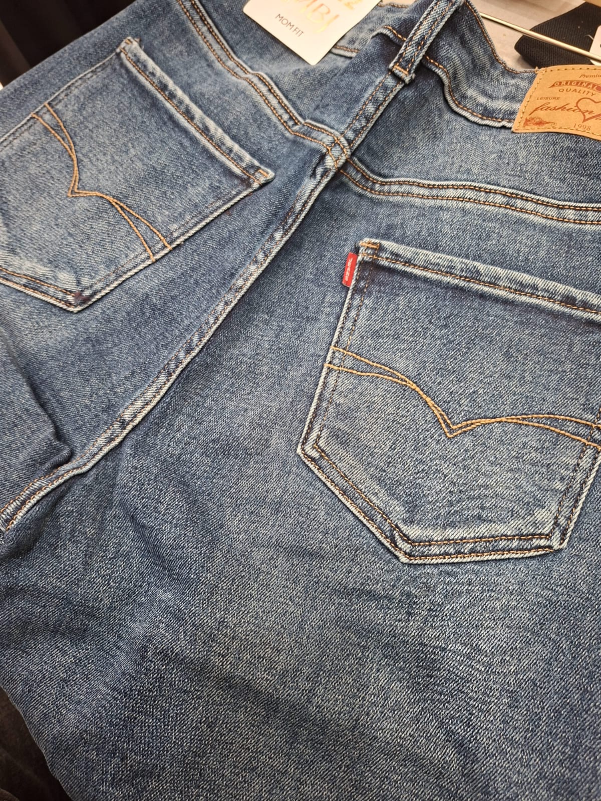 Jeans modello Mom Fit Elasticizato