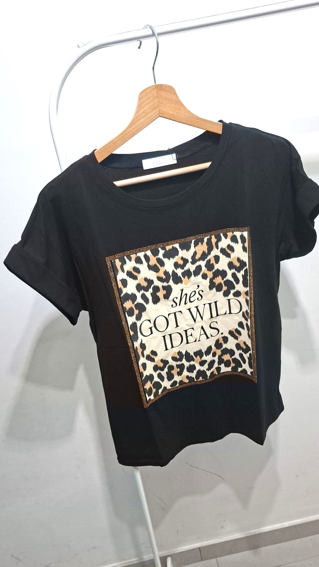 T-shirt in cotone con stampa leopardata